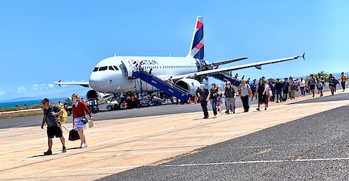 Latam flight arriving in Baltra